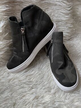 Steve Madden Green Camouflage High-Top Sneakers with White Sole Size 7.5M